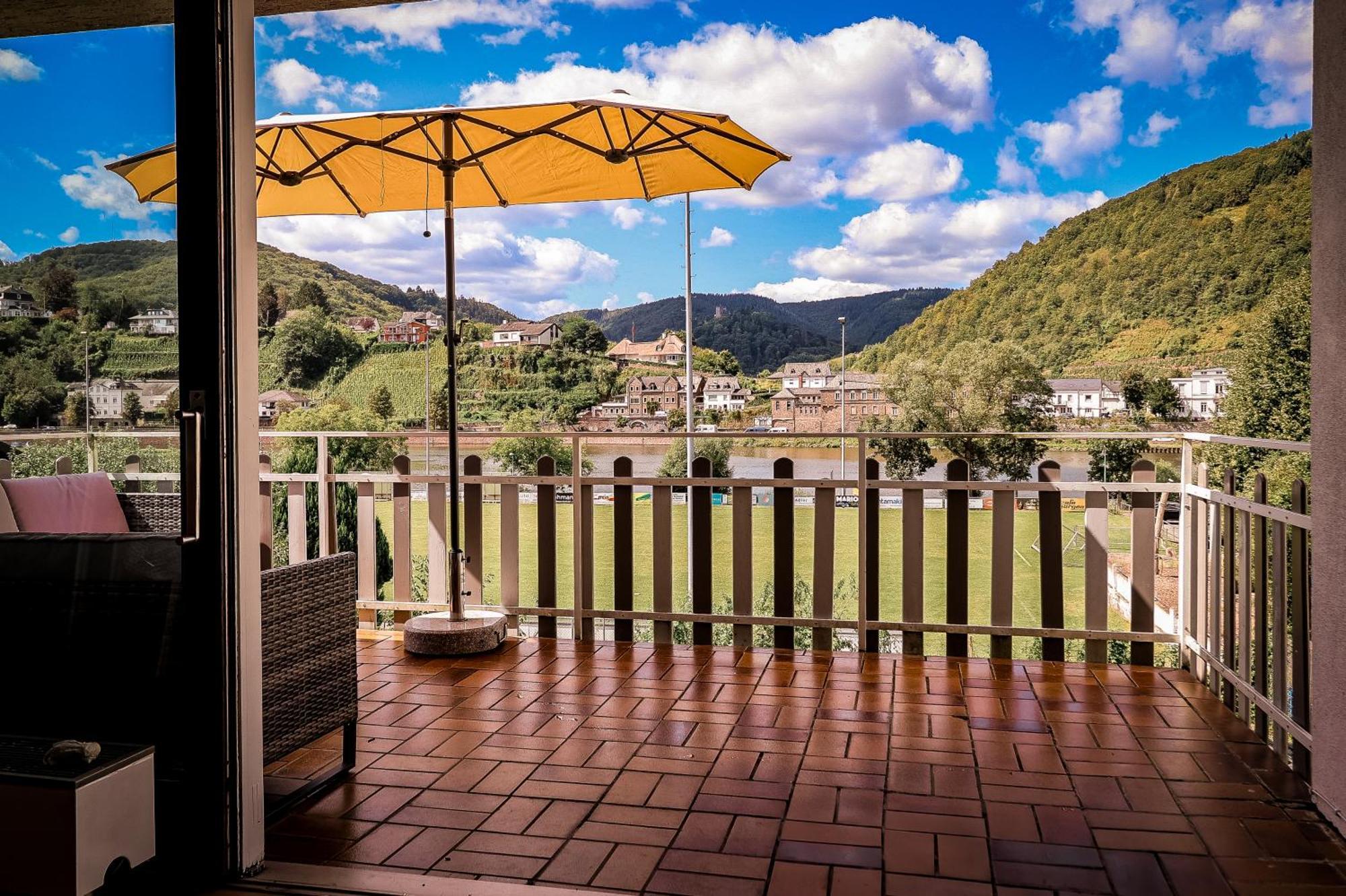 Traumaussicht Kamin Balkon Burgblick 65 Zoll Tv Netflix Sky Joyn Lindenplatz Apartment Bullay Luaran gambar